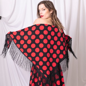 Flamenco-Schal mit Punkten und langen Fransen in Erwachsenengröße.  Mit großen Punkten oder Blumen in Rot. Sevillanischer Schal
