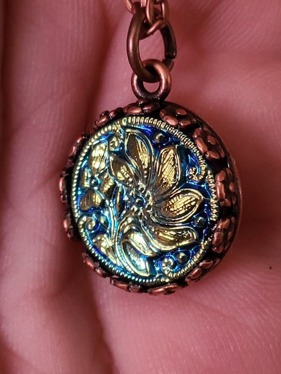 Vintage Button Pendant - Red & Gold Floral Vintage Button Pendant - Red & Gold Floral