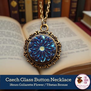 Puede incluir: Un collar con un botón de cristal checo de 18 mm con diseño de flor Collarette. El colgante presenta un botón de cristal azul oscuro con un patrón de estrella, engastado en un marco de filigrana de bronce tibetano. La cadena es dorada.