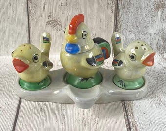 キッチュなヴィンテージ風のニワトリとヒヨコの塩コショウ入れセット