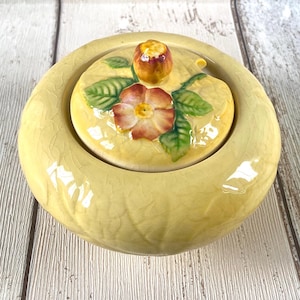 Puede incluir: Un juego de tres tazas de cerámica con un acabado mate moteado. Las tazas son de color crema, gris claro y gris oscuro. Cada taza tiene un diseño simple y minimalista, ideal para café o té.