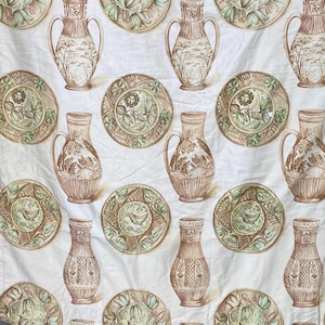 Könnte beinhalten: Ein sich wiederholendes Muster von Illustrationen im Vintage-Stil von Vasen und Tellern auf weißem Hintergrund. Die Vasen sind braun mit floralen Designs, und die Teller zeigen Blumen- und Vogelmotive in Braun und Grün.