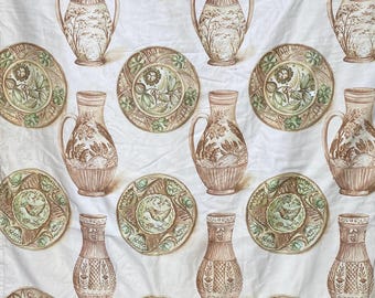 Könnte beinhalten: Ein sich wiederholendes Muster von Illustrationen im Vintage-Stil von Vasen und Tellern auf weißem Hintergrund. Die Vasen sind braun mit floralen Designs, und die Teller zeigen Blumen- und Vogelmotive in Braun und Grün.