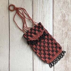 Borsa da sera a quadri con perline di semi in nero antico e rosa corallo, borsa a tracolla, borsa a reticolo