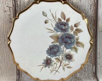 Estojo de pó compacto vintage Stratton Queen Convertible dos anos 70 com decoração floral roxa.
