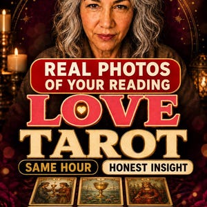 Peut inclure: Une publicité pour un service de tarot montrant une personne aux cheveux gris derrière six cartes de tarot. Le texte indique : REAL PHOTOS OF YOUR READING, LOVE TAROT, SAME HOUR, HONEST INSIGHT. Les cartes illustrent des personnages, un calice doré, un cœur transpercé d'épées et un soleil.