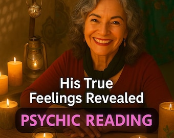 Könnte beinhalten: Eine Frau mit grauem Haar lächelt in die Kamera. Sie trägt ein rotes Hemd und einen schwarzen Schal. Der Text "His True Feelings Revealed PSYCHIC READING" ist in rosa Buchstaben auf einem dunklen Hintergrund dargestellt. Auf einem Holztisch stehen Kerzen und eine Laterne.