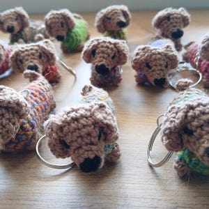 Handgemachter Dackel Schlüsselanhänger, häkeln Dackel Schlüsselanhänger, Dackel trägt einen Pullover, Geschenk für einen Hunde-Liebhaber, neue Welpen Geschenke Ideen