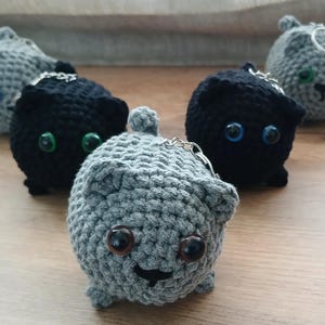 Brelok do kluczy Chunky Cat, ręcznie robiony prezent dla miłośników kotów, szydełkowany czarny kotek, szydełkowany szary kotek