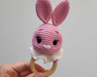 Hochet lapin fait main au crochet : jouet amigurumi en coton bio pour bébé