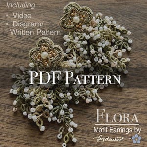 Può includere: Primo piano del modello PDF degli orecchini con motivo Flora. Gli orecchini presentano un design floreale con un centro di perle e sono adornati con perline bianche. Il testo include "Including Video Diagram/ Written Pattern" e "Flora Motif Earrings by forgetmeknot".