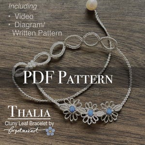 Può includere: Un braccialetto in macramè colorato chiaro con un design floreale e accenti blu. Il braccialetto presenta il testo "PDF PATTERN" e "THALIA". Include video, diagramma e modello scritto.