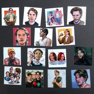 Può includere: Una collezione di 14 adesivi illustrati con ritratti di persone con diverse espressioni e acconciature. Gli adesivi sono stampati su carta bianca e hanno una finitura lucida.