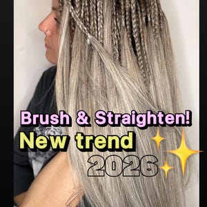 Könnte beinhalten: Das Bild zeigt langes, hell gefärbtes geflochtenes Haar, das glatt gestylt ist. Text-Overlay lautet "Brush & Straighten! New trend 2026" mit Stern-Grafiken. Das Haar ist eine Mischung aus blonden und grauen Tönen.