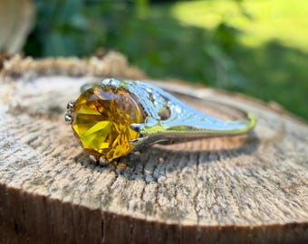 Antique 18K White Gold Yellow Sapphire Ring – Brilliant Golden Gemstone Elegance Size 8.5