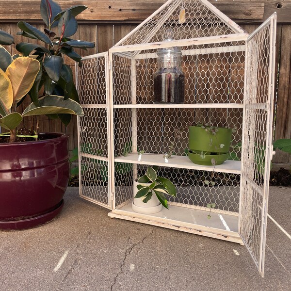 Chippy Chicken Wire 3 Tier Shelf