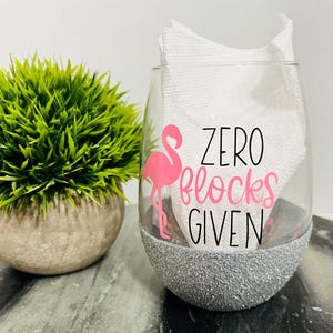 Verre à vin peek-a-boo sans pied pailleté « Zero Flocks Given » Flamingo