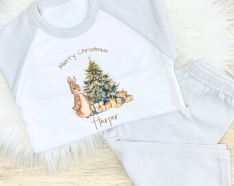 Pijamas de Navidad grises para niños / Pijamas personalizados de árbol de Navidad de conejito beige para niños / Pijamas de feliz Navidad / Regalo de caja de Nochebuena para niños