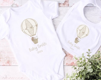 Baby genderneutrale bodysuit | Gepersonaliseerde babyaankondiging Romper | Hete luchtballon bodysuit | Zwangerschapsaankondiging | Nieuw babycadeau