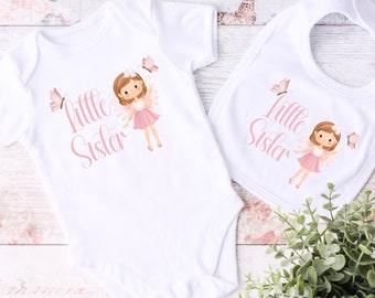 Kleine zusje Romper | Gepersonaliseerde baby Coming Home-outfit | Bijpassende slabbetje | Kraamcadeau | Kleine zusje outfit | Babyaankondiging