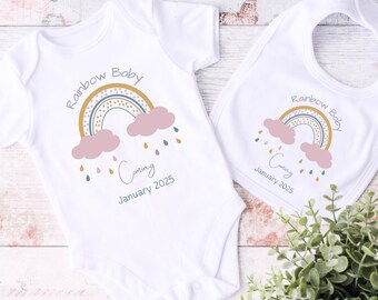 Regenboog baby aankondiging bodysuit | Gepersonaliseerde Rainbow Baby Romper | Zwangerschap aankondiging Romper | Bijpassende slabbetje | Verrassingsbaby