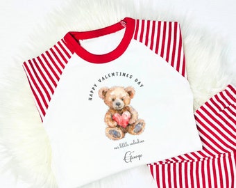 Feliz día de San Valentín Nuestro pequeño San Valentín / Pijamas personalizados con estampado de ositos de peluche para bebés y niños / Pijamas de San Valentín a rayas rojas y blancas