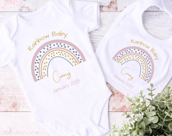 Regenboog baby aankondiging bodysuit | Gepersonaliseerde Rainbow Baby Romper | Zwangerschap aankondiging Romper | Bijpassende slabbetje | Roze regenboog bodysuit