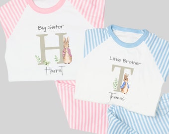 Grote zus kleine broer bijpassende pyjama | Grote broer zusje bijpassende pyjama | Gepersonaliseerde konijnenpyjama voor kinderen | Roze of blauwe konijntje