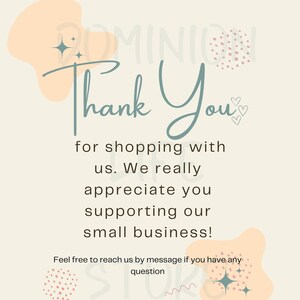 Puede incluir: Una tarjeta de agradecimiento con un dise&ntilde;o azul claro y blanco. La tarjeta tiene una forma abstracta de color melocot&oacute;n y blanco en el fondo. El texto de la tarjeta dice "Gracias por comprar con nosotros. Realmente apreciamos que apoyes nuestro peque&ntilde;o negocio. No dudes en contactarnos por mensaje si tienes alguna pregunta."