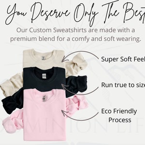 Puede incluir: Tres sudaderas de diferentes colores: beige, negro y rosa. Las sudaderas est&aacute;n dobladas y apiladas una encima de la otra. El texto "You Deserve Only The Best" est&aacute; en la parte superior de la imagen. El texto "Our Custom Sweatshirts are made with a premium blend for a comfy and soft wearing." est&aacute; debajo de la primera l&iacute;nea de texto. Los textos "Super Soft Feel", "Run true to size" y "Eco Friendly Process" est&aacute;n en c&iacute;rculos alrededor de las sudaderas.