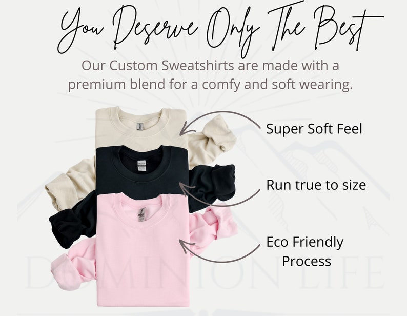Puede incluir: Tres sudaderas de diferentes colores: beige, negro y rosa. Las sudaderas est&aacute;n dobladas y apiladas una encima de la otra. El texto "You Deserve Only The Best" est&aacute; en la parte superior de la imagen. El texto "Our Custom Sweatshirts are made with a premium blend for a comfy and soft wearing." est&aacute; debajo de la primera l&iacute;nea de texto. Los textos "Super Soft Feel", "Run true to size" y "Eco Friendly Process" est&aacute;n en c&iacute;rculos alrededor de las sudaderas.