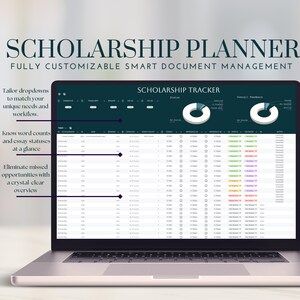 K&ouml;nnte beinhalten: Ein Laptop-Computer, auf dem eine Tabellenkalkulation mit dem Titel "Scholarship Tracker" angezeigt wird. Die Tabellenkalkulation enth&auml;lt Spalten f&uuml;r den Namen des Stipendiums, die Frist, die Anzahl der Aufs&auml;tze, den Status und andere Informationen. Die Tabellenkalkulation ist Teil eines gr&ouml;&szlig;eren Programms namens "Scholarship Planner: Fully Customizable Smart Document Management".