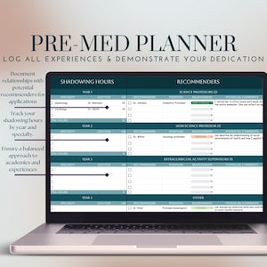 K&ouml;nnte beinhalten: Ein Laptop-Bildschirm zeigt einen Pre-Med-Planer mit einem teal- und wei&szlig;en Farbschema. Der Planer ist in Abschnitte unterteilt, um die Stunden der Hospitation, die Empfehlungen und die potenziellen Kommentare zu verfolgen. Der Text "PRE-MED PLANNER" befindet sich oben auf dem Bildschirm.