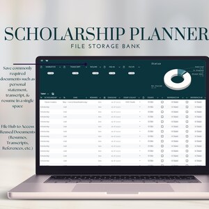 K&ouml;nnte beinhalten: Ein Laptop-Bildschirm zeigt eine Stipendienplanungsanwendung an. Die Anwendung hat einen dunkelgr&uuml;nen Hintergrund und enth&auml;lt eine Tabelle mit Spalten f&uuml;r Stipendienname, Link, Belohnung, Frist, Essay-Anzahl, Essays, Referenz 1 und Referenz 2. Die Anwendung enth&auml;lt auch ein Kreisdiagramm, das den Status der Stipendienantr&auml;ge zeigt.