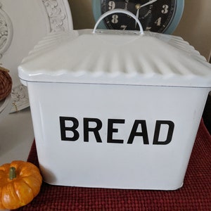 Może przedstawiać: Biała metalowa puszka na chleb z klapką i czarną etykietą "BREAD".