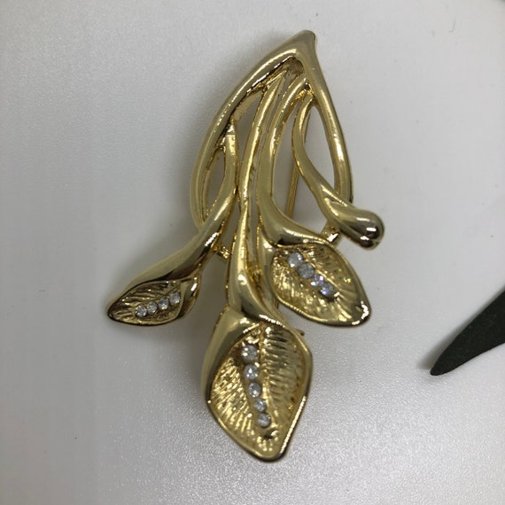 Gorgeous Gold Tone Simulated Diamond Lily Brooch.… - image 6