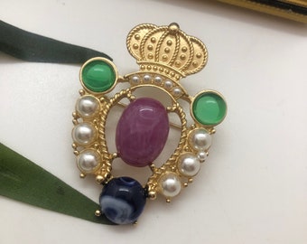 Stunning Regal Simulated Green, Purple + Blue Agate Crown Coat of Arms Brooch. Striking Matt Gold Tone Regency Crown Imitation Pearl Brooch.