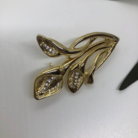 Gorgeous Gold Tone Simulated Diamond Lily Brooch.… - image 8