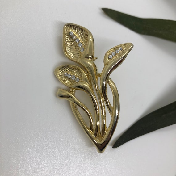 Gorgeous Gold Tone Simulated Diamond Lily Brooch.… - image 1