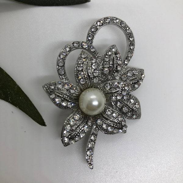 Beautiful Floral Silver Tone Cluster Brooch Encrusted with Faux Diamonds. Silver Tone Faux Pearl Brooch in Flower Design Simulated Diamonds.