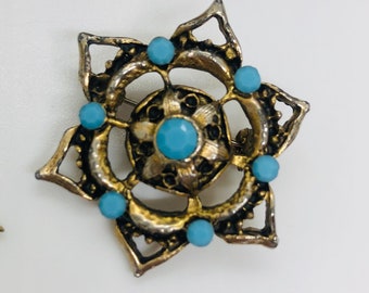 Gorgeous Vintage Star Shaped Gold Tone Faux Blue Turquoise Brooch. Striking Gold Tone Star Brooch with Imitation Turquoise. Gold Tone Brooch