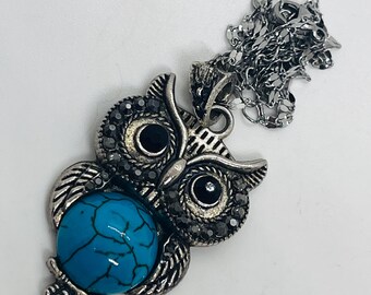Striking Silver Tone Faux Blue Turquoise Owl Bird Pendant Necklace + Trace Chain. Fabulous Silver Tone Pendant of Owl + Faux Blue Turquoise.