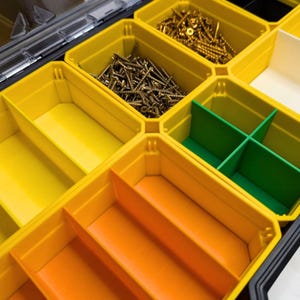 Peut inclure: Une boîte de rangement en plastique jaune avec plusieurs compartiments pour organiser de petits objets. Les compartiments sont remplis de diverses vis et clous.