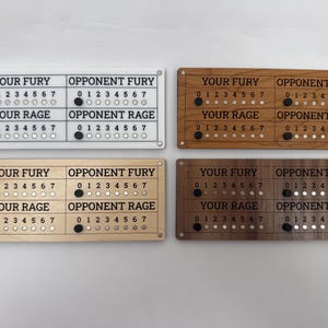 Op de afbeelding: Vier rechthoekige spelscoreborden met rijen gelabeld YOUR FURY, OPPONENT FURY, YOUR RAGE en OPPONENT RAGE. Elke rij bevat de cijfers 0 tot en met 7 met kleine gaatjes en een zwarte schuifknop voor het bijhouden van punten. De borden zijn wit, licht hout, medium hout en donker hout.