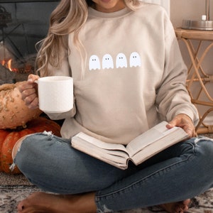 Halloween Geist Sweatshirt, Hokus, Oktober Shirt, süßes und beängstigendes Shirt, Gruselsaison, Gruseliges Sweatshirt, Halloween Sweatshirt, Rundhalsausschnitt