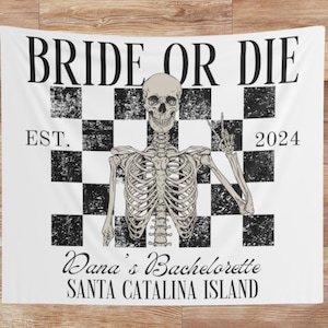 Może przedstawiać: Biały baner z czarno-białym szachownicowym tłem. Szkielet z gestem pokoju znajduje się w środku banera. Tekst "BRIDE OR DIE" znajduje się na górze banera. Tekst "EST. 2024" znajduje się w prawym górnym rogu banera. Tekst "Dana's Bachelorette SANTA CATALINA ISLAND" znajduje się na dole banera.