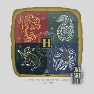 K&ouml;nnte beinhalten: Ein 17-Zoll quadratischer Harry Potter Hogwarts Wappenballon. Der Ballon zeigt das Hogwarts-Wappen, das in vier Abschnitte unterteilt ist, jeder mit einem Hauswappen: Gryffindor-L&ouml;we, Slytherin-Schlange, Hufflepuff-Dachs und Ravenclaw-Adler. Der Ballon hat einen goldenen Rand.