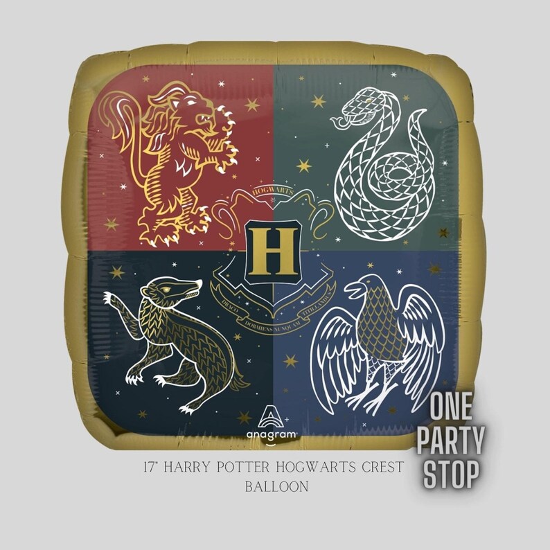 K&ouml;nnte beinhalten: Ein 17-Zoll quadratischer Harry Potter Hogwarts Wappenballon. Der Ballon zeigt das Hogwarts-Wappen, das in vier Abschnitte unterteilt ist, jeder mit einem Hauswappen: Gryffindor-L&ouml;we, Slytherin-Schlange, Hufflepuff-Dachs und Ravenclaw-Adler. Der Ballon hat einen goldenen Rand.