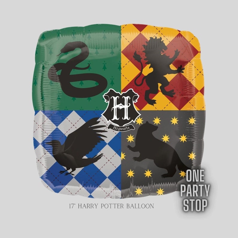 K&ouml;nnte beinhalten: Ein 17-Zoll quadratischer Harry-Potter-Ballon mit dem Hogwarts-Wappen und den vier Hausmaskottchen: einer Schlange, einem L&ouml;wen, einem Adler und einem Dachs. Der Ballon ist in vier Abschnitte mit den Hausfarben und Symbolen unterteilt.