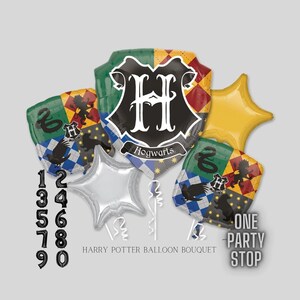 K&ouml;nnte beinhalten: Ein Harry Potter-Themenballon-Bouquet mit schildf&ouml;rmigen Ballons mit Hogwarts-Wappen, sternf&ouml;rmigen Ballons und schwarzen Zahlenballons. Das Bouquet enth&auml;lt den Text "Harry Potter Balloon Bouquet" und "One Party Stop".